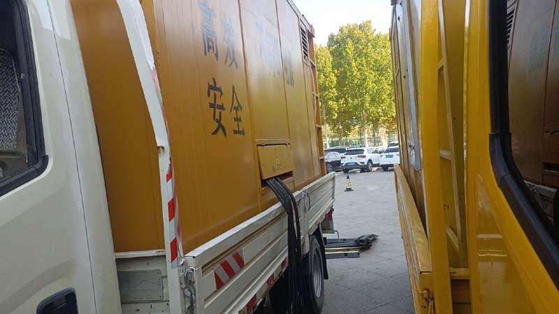 小金如何判断柴油发电机组和UPS电源的切换时间是否符合要求？