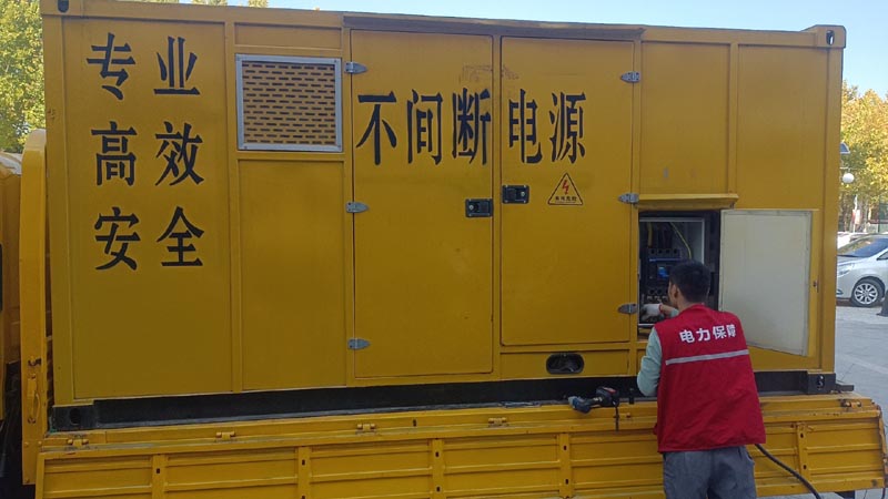 小金柴油发电机组和UPS电源配合使用时，如何避免切换过程中的电力中断？